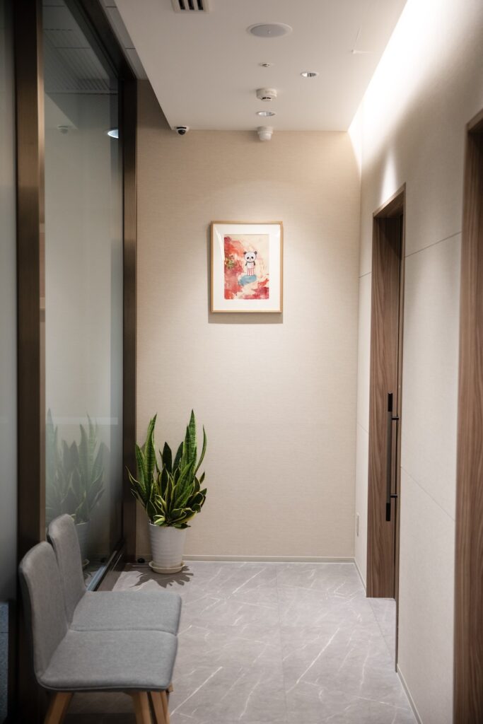 診察室へと続く廊下。院内の絵画は定期的に入れ替えられている