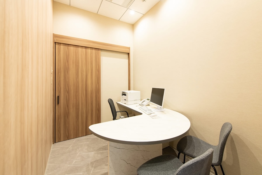 診察室の様子 L字型のデスクが緊張感を和らげてくれる