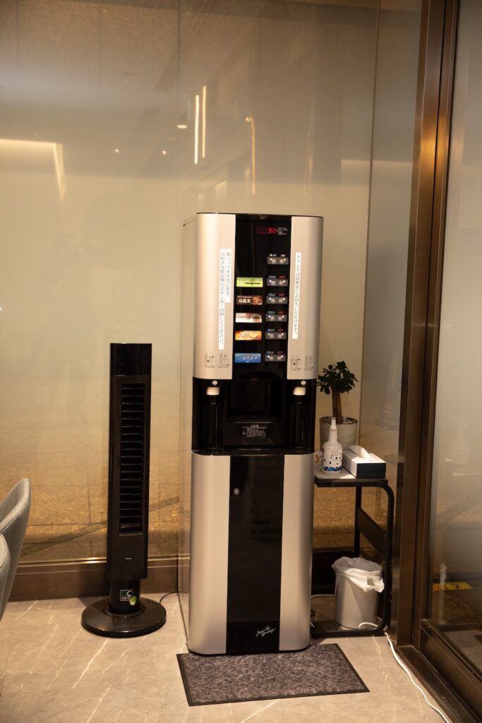 待合室にあるドリンクサーバー。飲み物を診察室に持ち込むこともできる