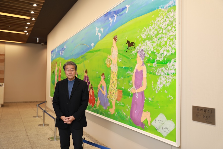 取材に協力をいただいた河北総合病院1階に飾られている、田村 能里子氏『季の輝き』の前で
