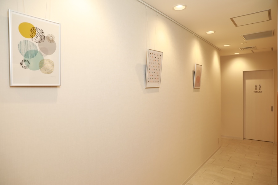 廊下の様子 絵画が並んでいる