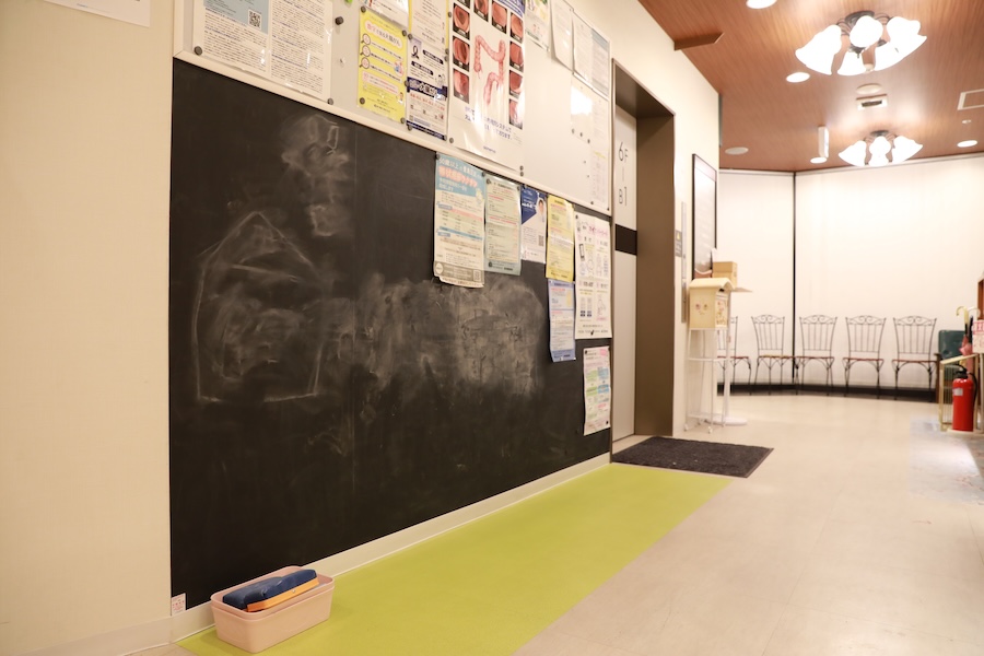 受付前の様子 子供が絵を描いて遊ぶことのできる黒板が設置されている