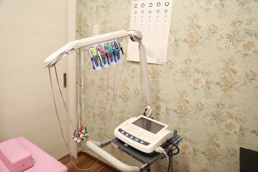 診察室内にある、心電図検査を行うための装置