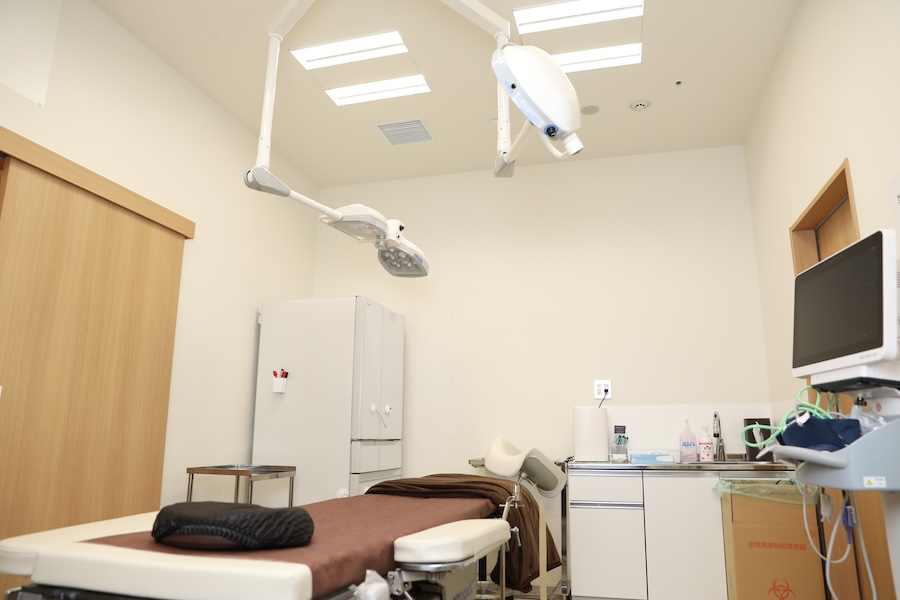 徹底した衛生管理がなされた手術室
