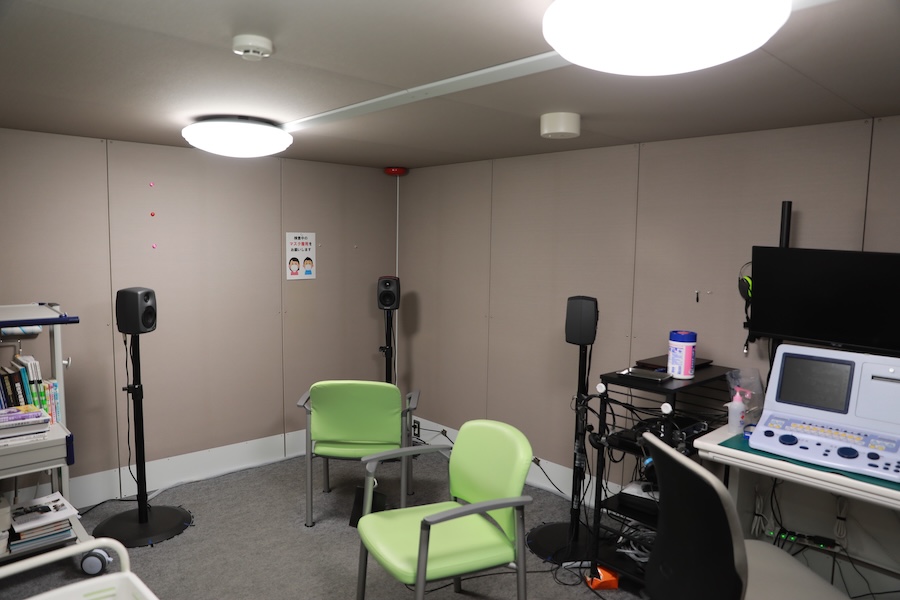 防音室。オージオメータ（聴力測定機）とスピーカー群を備えている