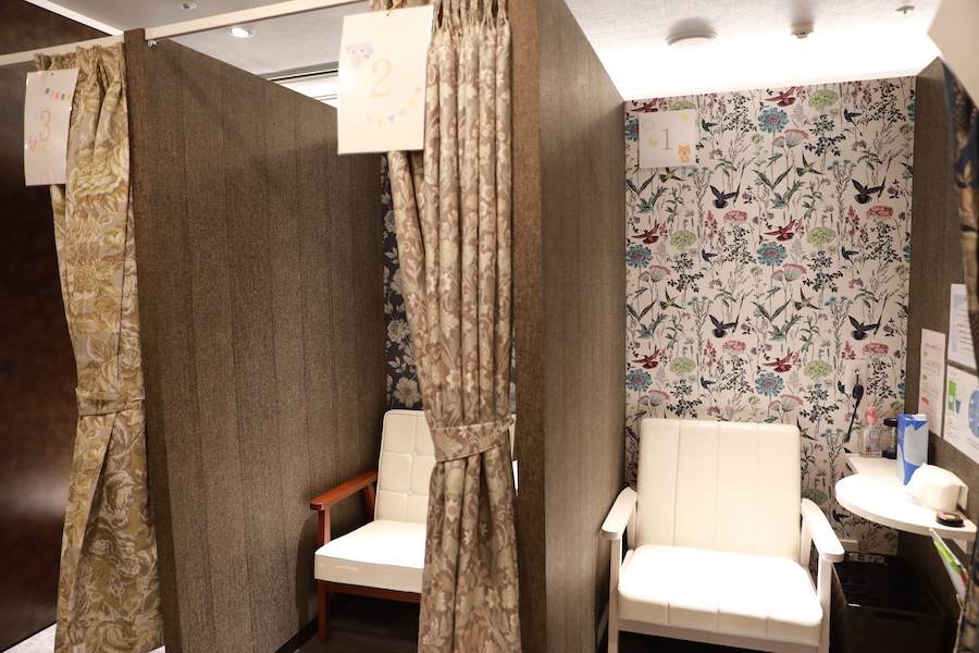 個別に仕切られた下剤服用スペース