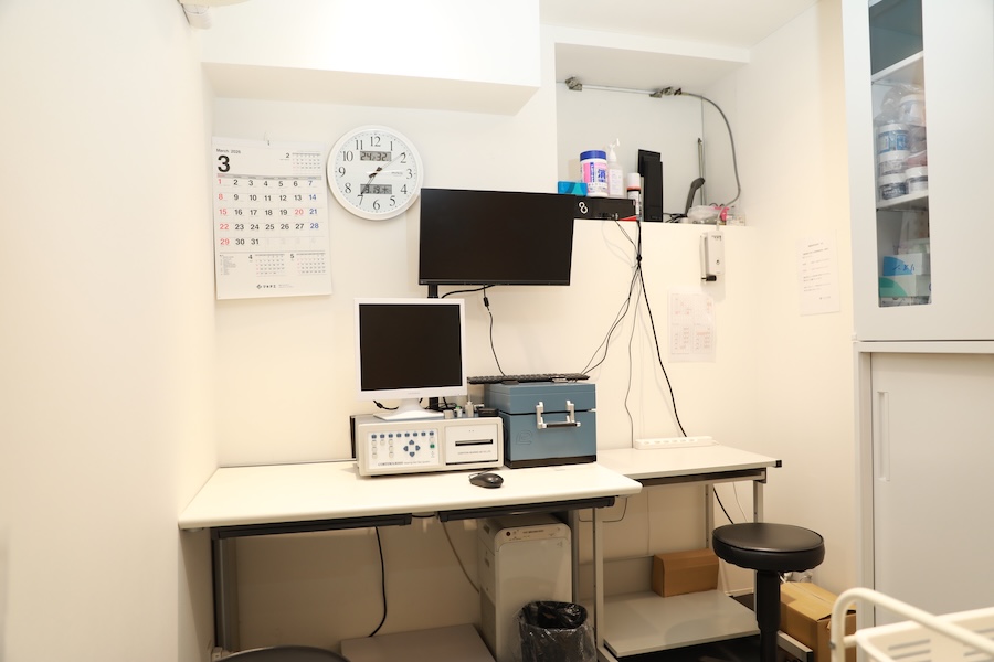 補聴器の性能を客観的に分析する測定装置が設置された診察室