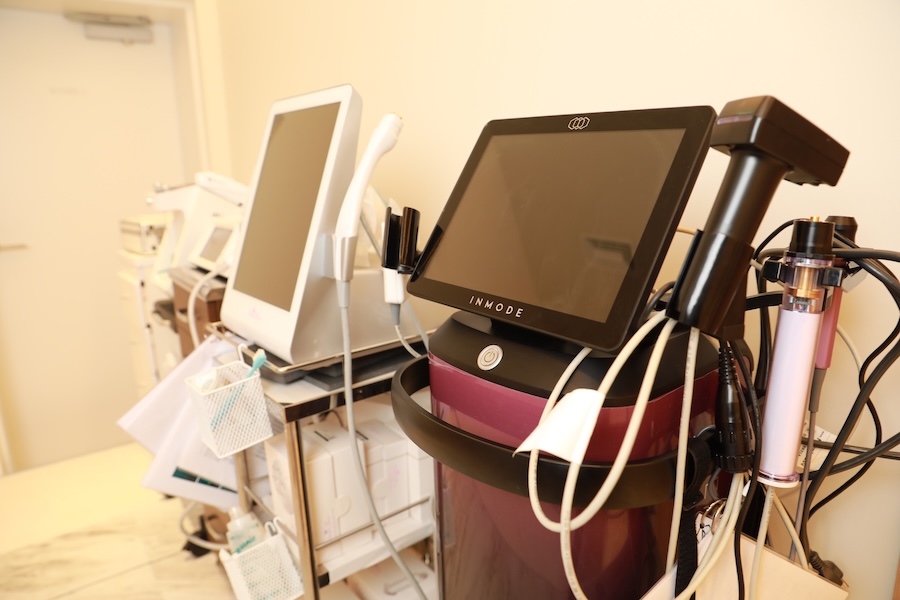 ダウンタイムや痛みを抑えた質の高い施術を提供するための機器が揃っている