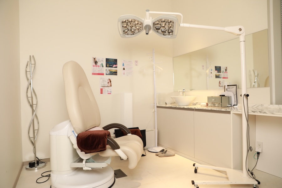 診察・処置室。洗面スペースも完備されており、施術前後の身支度もスムーズに行える