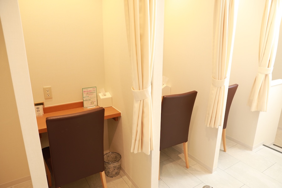 周囲の目を気にせず、自分のペースでリラックスして下剤を服用できる専用の個室ブース