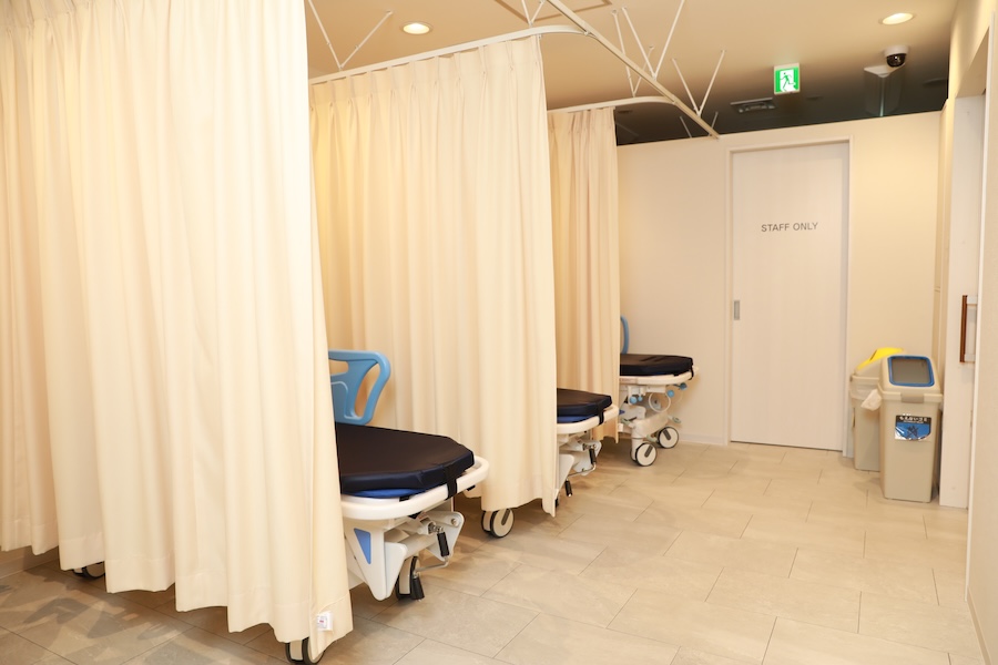 検査後の心身の負担を和らげる、清潔で落ち着いたリカバリールーム