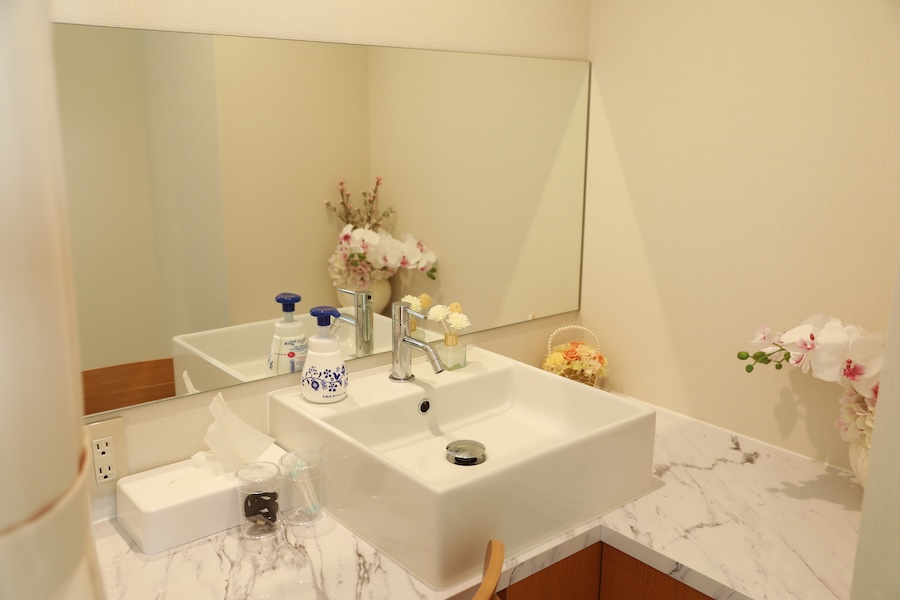 鎮静剤を使った検査後などにゆっくりと身だしなみを整えられるパウダールーム