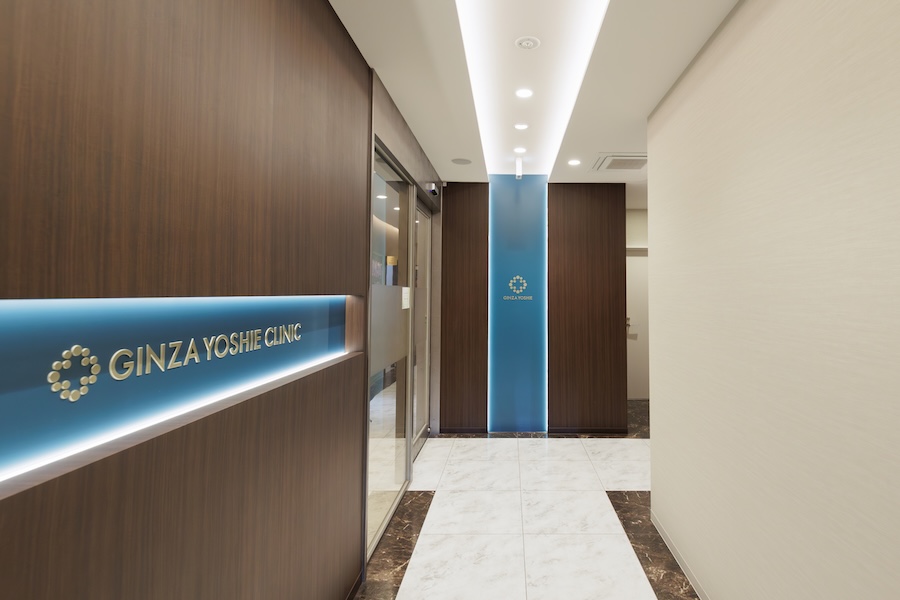 クリニック入り口へと続く廊下