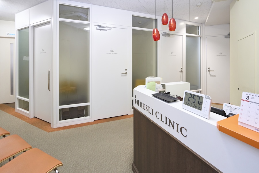 外から見たカウンセリングルーム。プライバシーへの配慮が徹底されている