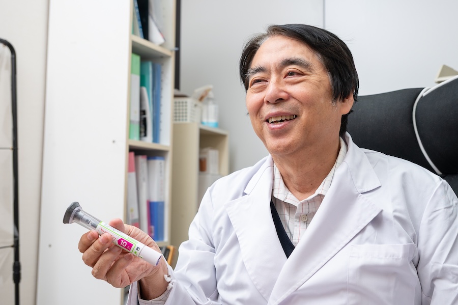 「当院では正式に承認された肥満症治療薬のみを選択し、医学的根拠に基づく正統な医療に徹しています」と笑顔で語る鈴木院長