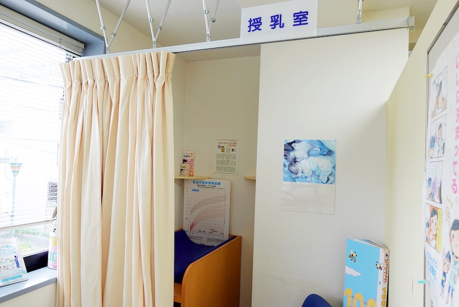 院内奥には授乳ベッドのある授乳室を完備