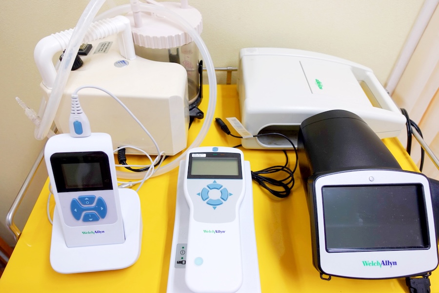 目の屈折異常を調べるスポットビジョンスクリーナー、耳の聞こえや中耳の状態を確認するOAE・ティンパノメトリー、鼻吸引器、喘息発作時などに使用する吸入器