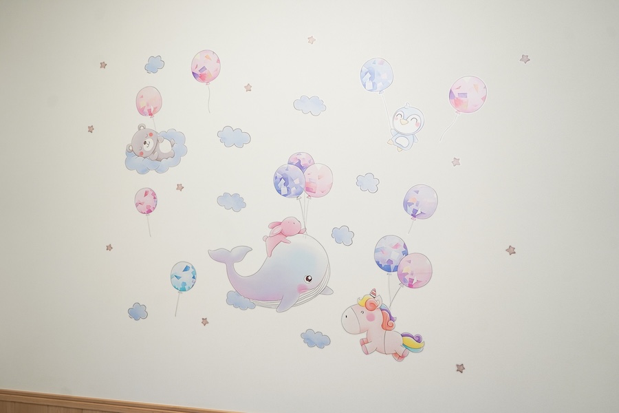 かわいらしいイラストがほどこされている院内の壁紙②