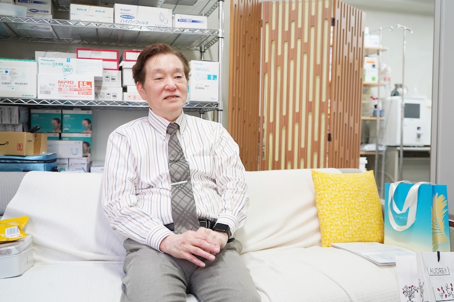 インタビューを実施した応接室。壁にはたくさんの薬が並ぶ