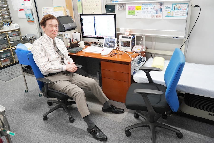 先生と患者が対等に向き合う椅子が置かれている。