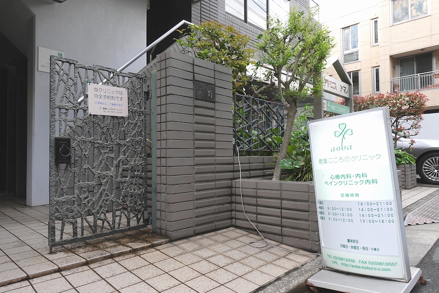 巣鴨駅徒歩3分、千石駅からは徒歩7分。外看板を目印に2階へ