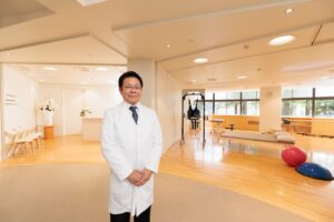 保護中: 「目の前が真っ暗になった」脳梗塞を経験した医師だから届けられる。再生医療とリハビリの両輪で伴走するふくとみクリニックの脳卒中再生医療