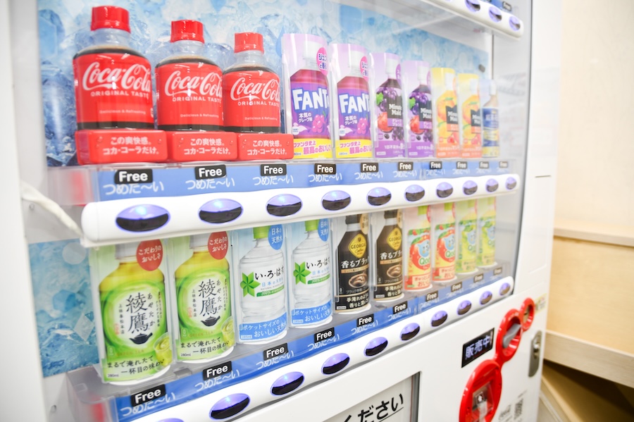 患者様のため、クリニック内の自販機は無料で利用できるようになっている