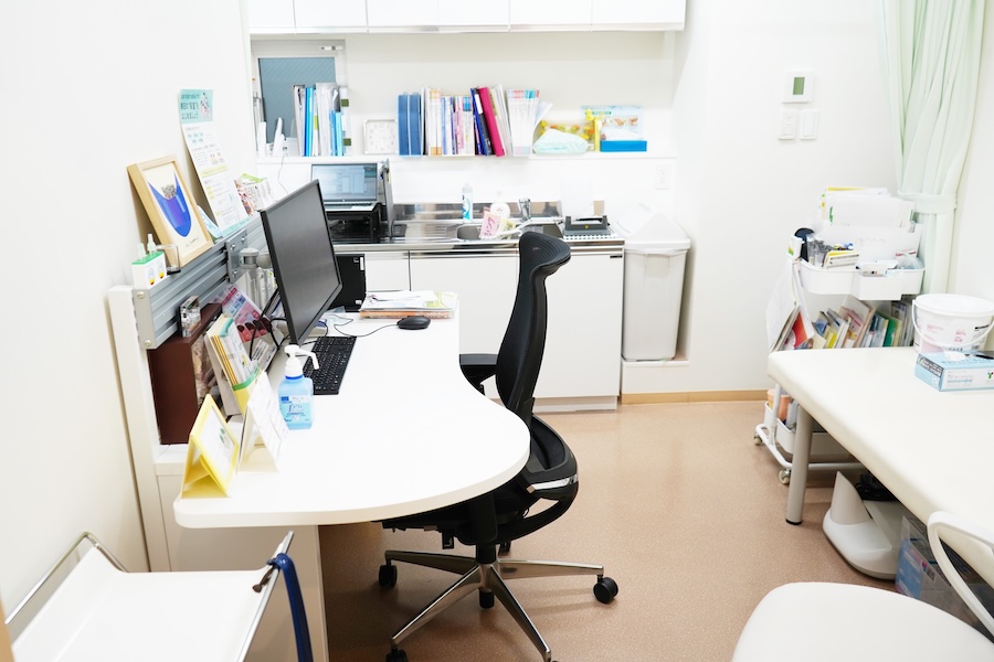 院長の診察室。半円形のテーブルで、患者と向き合いながら対話を重ねていく