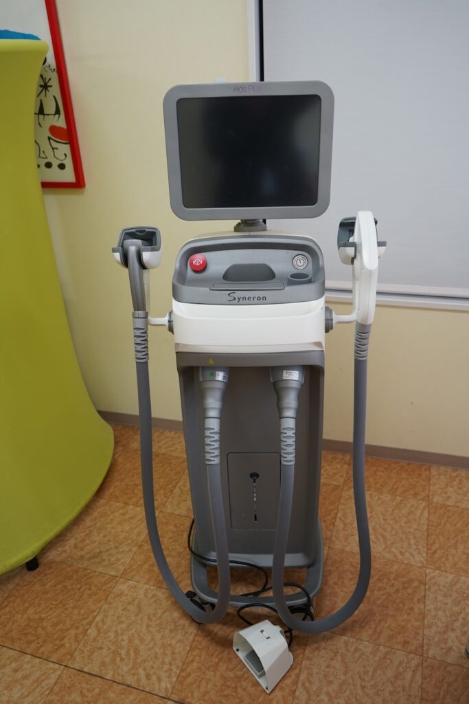シミや赤みなど、幅広い肌の症状に対応するために導入している機器の一つ