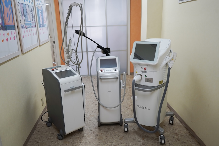 肌の状態に合わせて選べるよう、種類を揃えたレーザー・光治療の機器