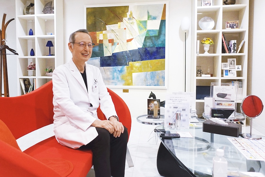 父は美容外科の開業医。自身は形成外科の道に進んだ