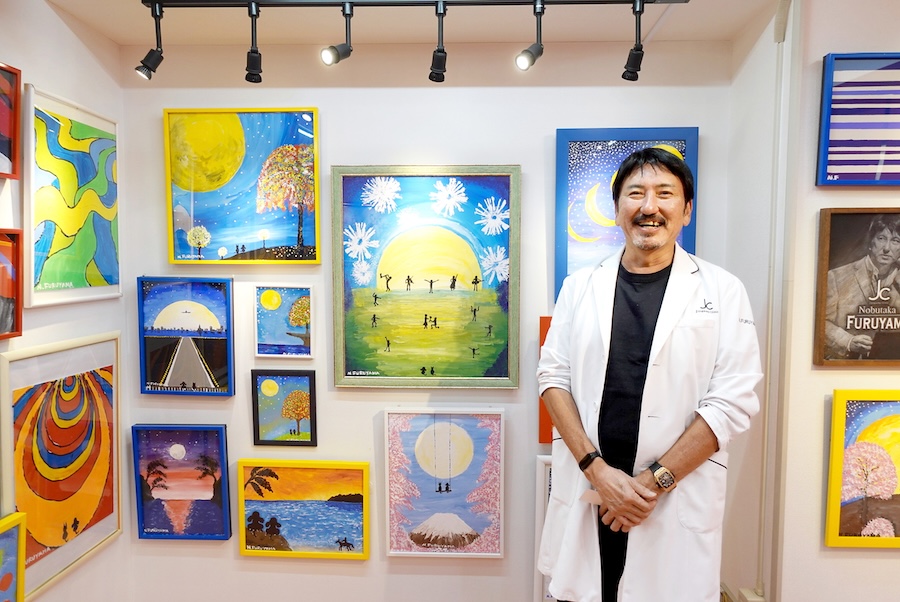 第2ラウンジにて。飾られている絵は古山理事長の筆によるもの
