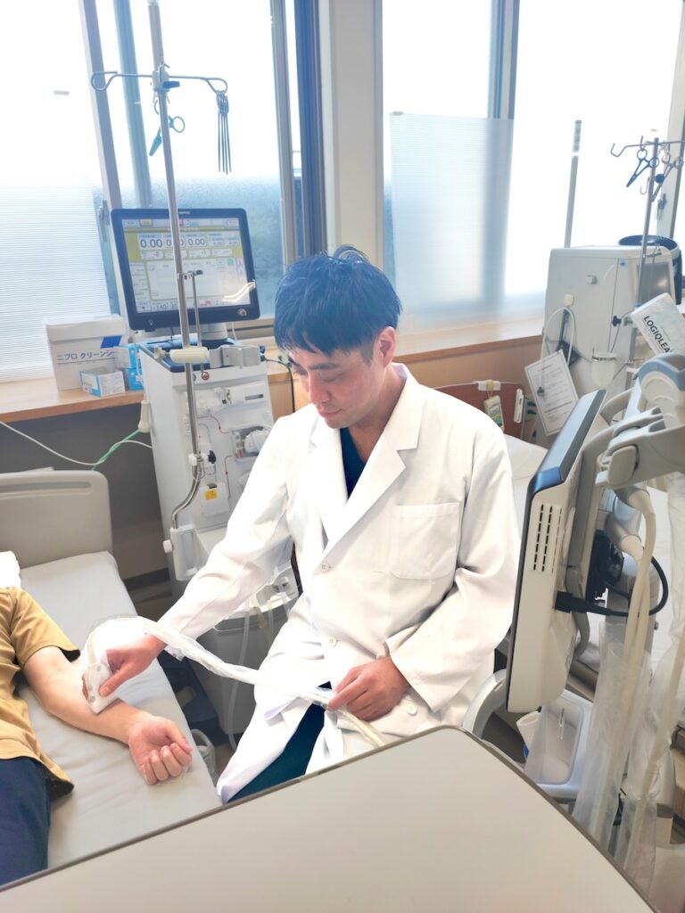 エコーをその場で当て、患者の状態を確認する榎本院長