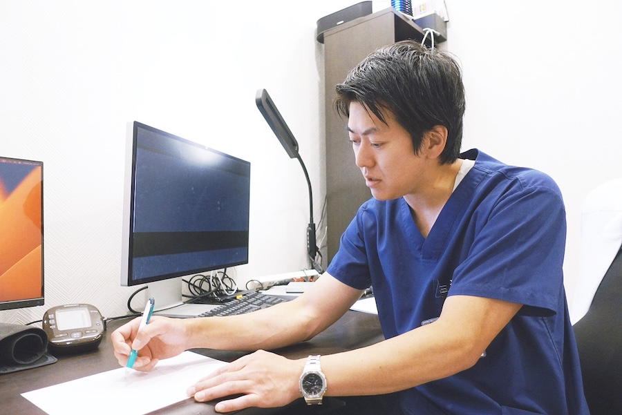 数字やデータが好きだという松谷院長。論文も多数執筆している