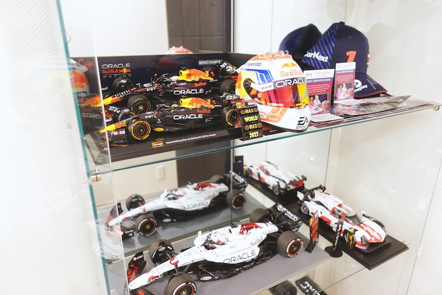 診察室のF1コレクション。患者さんと趣味の話で盛り上がることも