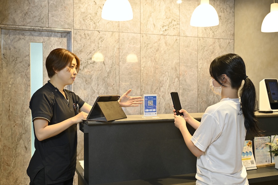 「デジタル診療」を利用している様子。会計を待たずに帰宅できる仕組みを整えている