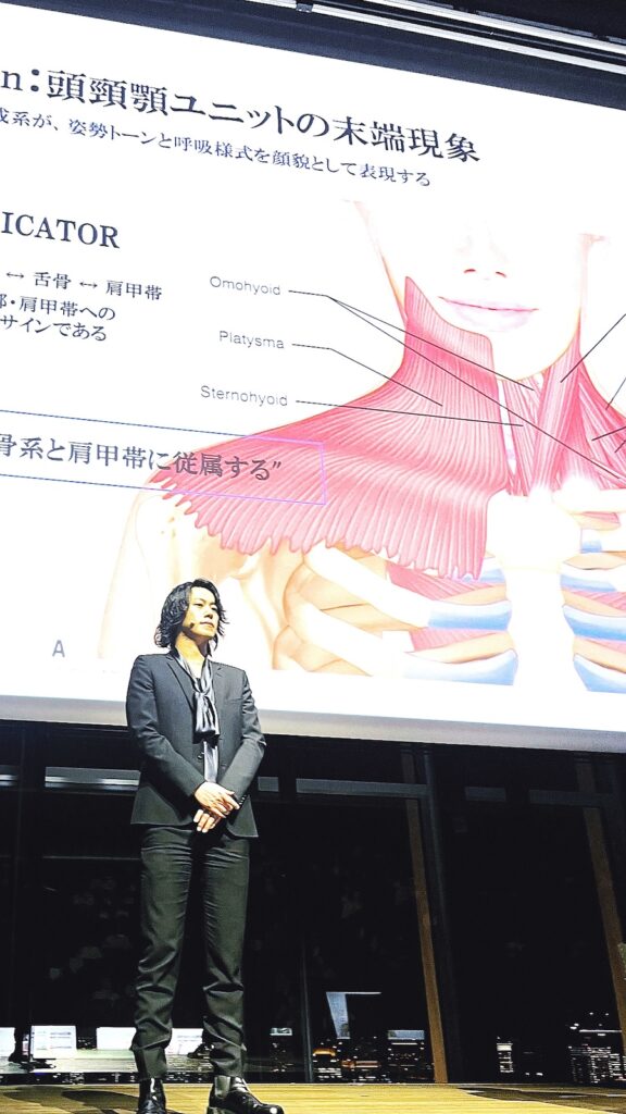 学会で発表する岩田院長。エビデンスある美容医療の発展に尽力