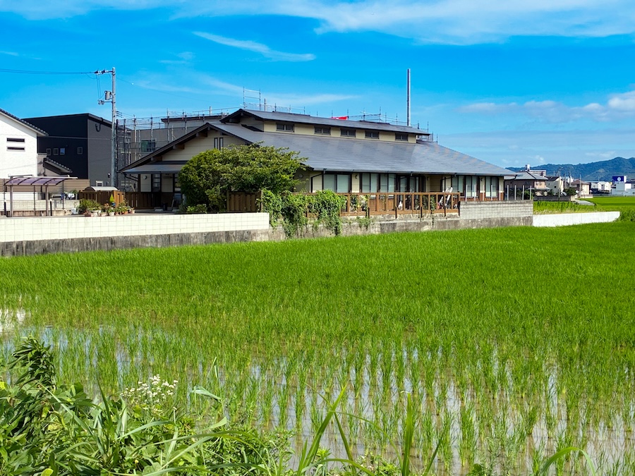 クリニックの外観。周囲に知った医療施設がない場所を選んでクリニックを建設した