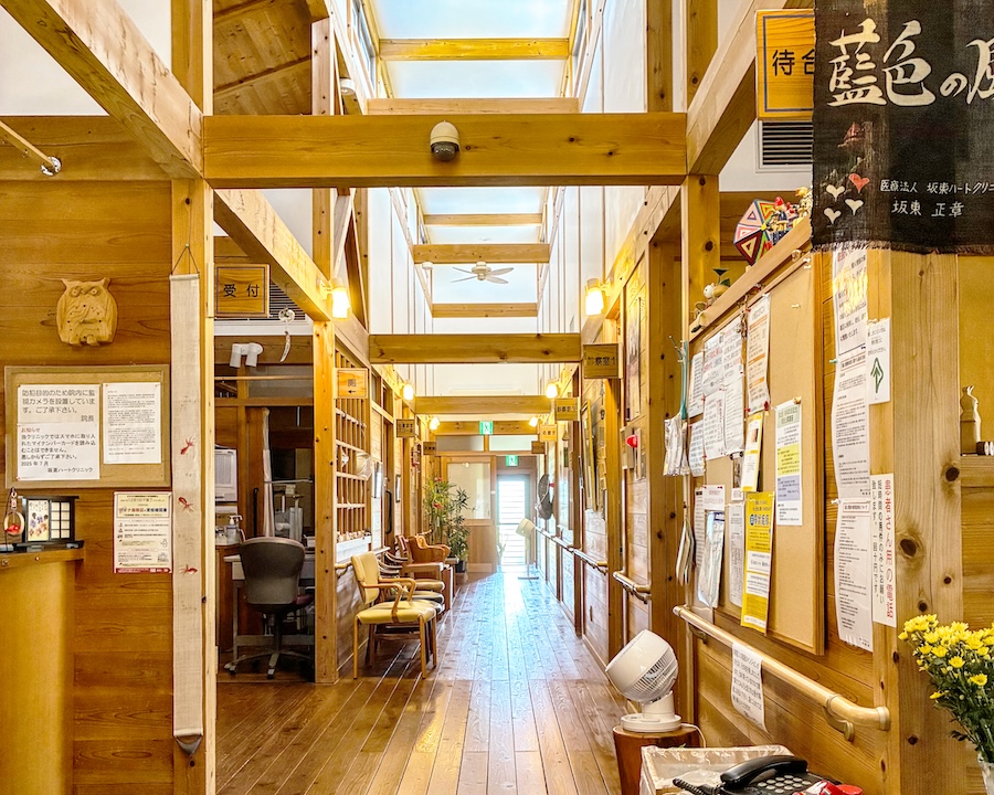 木の温かみが感じられる内観