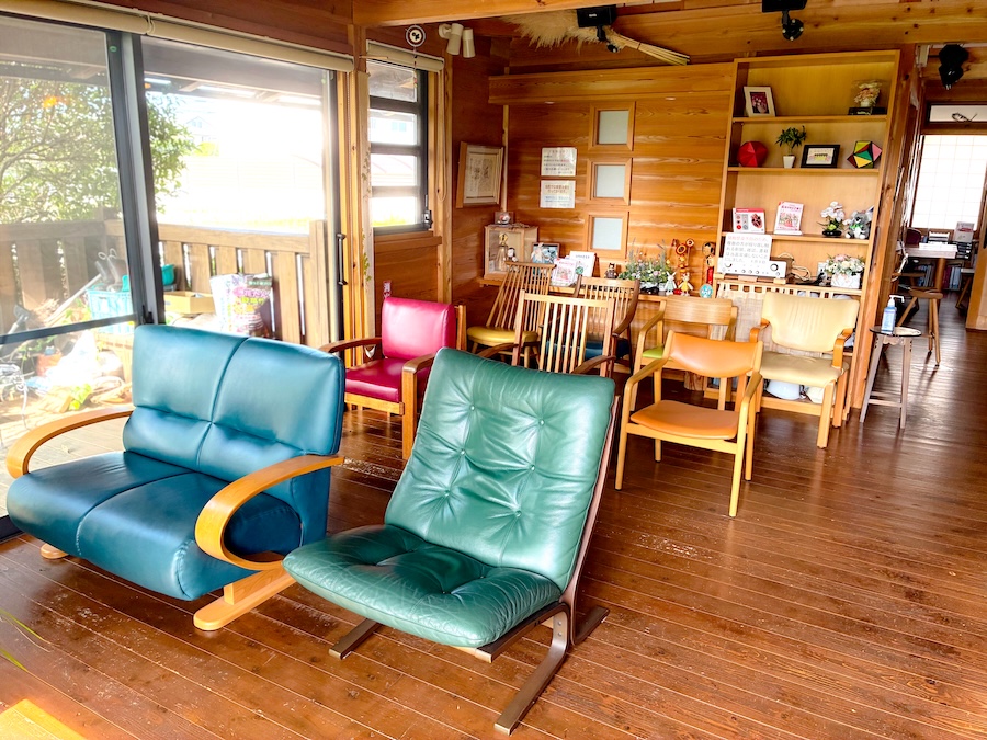 待合室の様子。県内の複数の木工家具店で特徴のある椅子を探して購入した