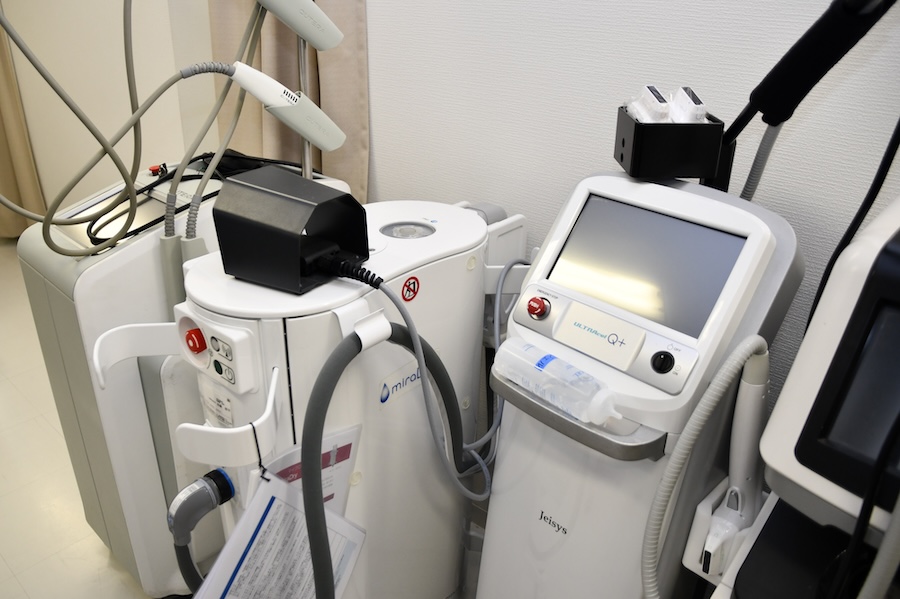 「ミラドライ」の機器(左)と、超音波による美容医療機器「ウルトラセルQプラス」(右)