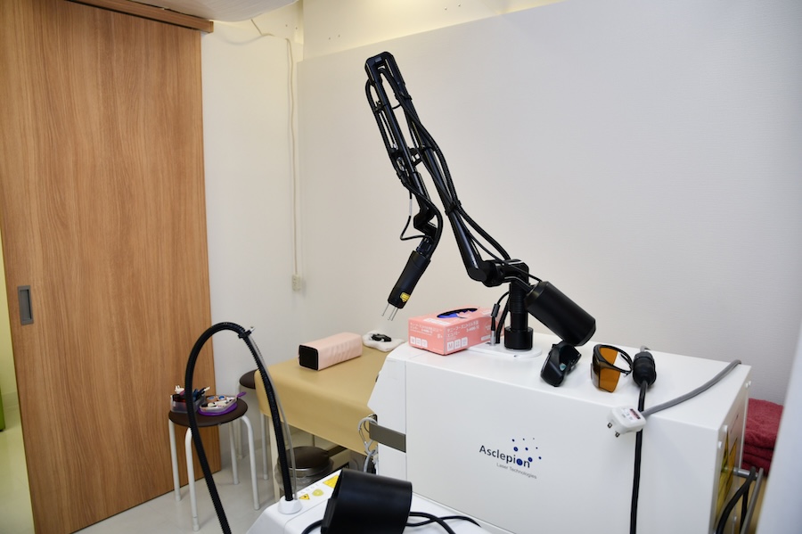 施術室の様子。ベッドの隣にあるのは「ルビーフラクショナル」の機器