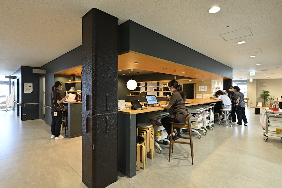 職種で区切らず、一つのカウンターに多職種が集まる。垣根のないチームの拠点