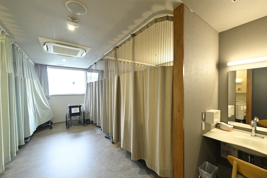 治療のための部屋である前に、日々を過ごす場所として整えられた病室