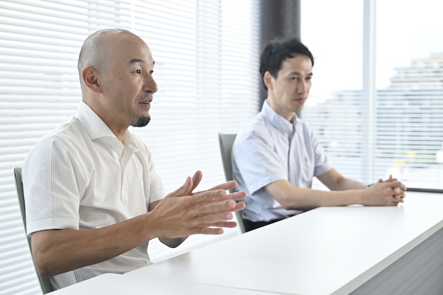 おうちにかえろう。病院 横井 大介事務長（左）と水野 慎大院長（右）