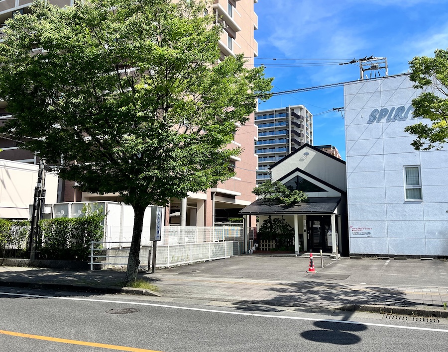 佐賀市駅前中央に佇むしらみず診療所。「おうち」がコンセプトの診療所だ