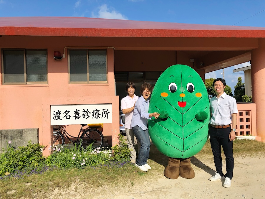 渡名喜診療所時代。渡名喜島公式キャラクター「ふくぎのフーちゃん」と