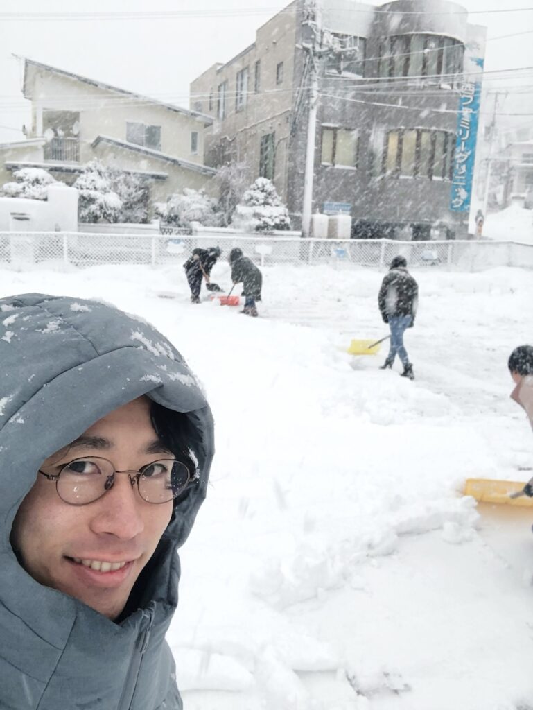 北海道時代、雪かきをする白水所長