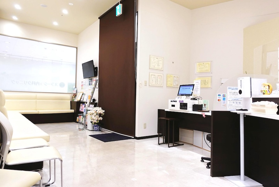 天井が高く、開放的な院内