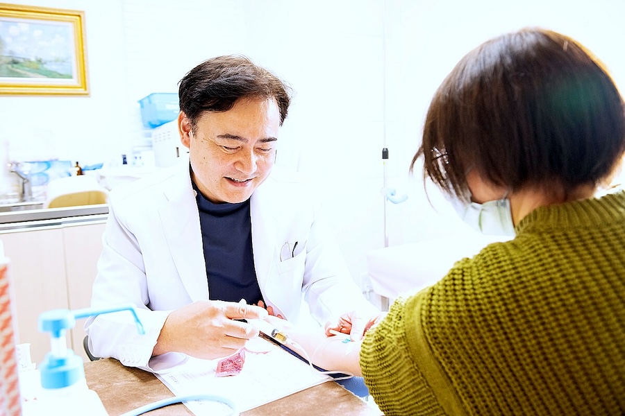 くがはらウィメンズクリニック永田英明院長(採血の様子)